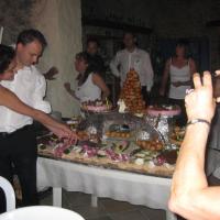 les mariés coupent le gâteau