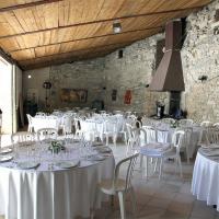 tables dans la salle du Tonneau