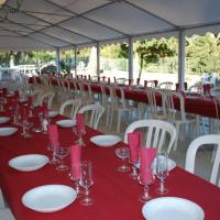 tables rectangulaires, nappes rouges